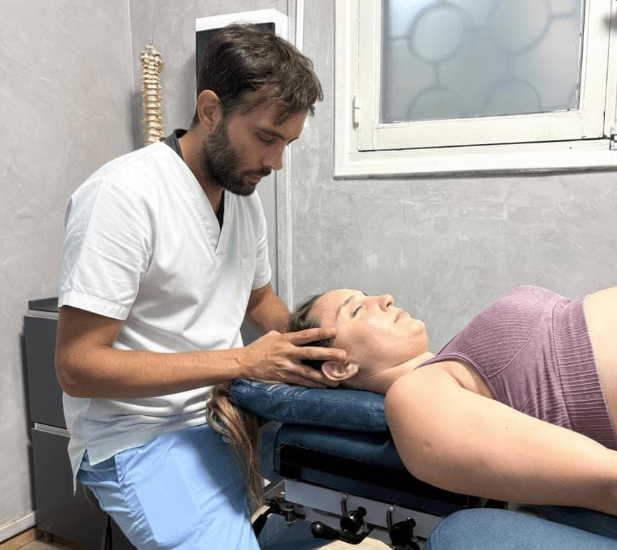 Luciano Pastorelli osteópata para embarazadas La osteopatía como forma de bienestar. Muestra a Luciano Pastorelli osteópata trabajando osteopatía para embarazadas