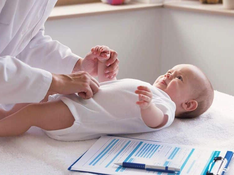 bebé recibiendo tratamiento osteopático de Luciano Pastorelli osteópata