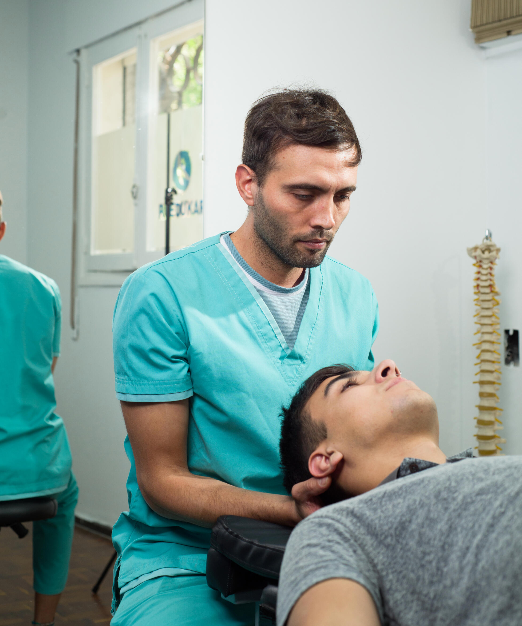 Osteopatía para dolor lumbar Persona recibiendo tratamiento osteopático para dolor lumbar de Luciano Pastorelli osteópata