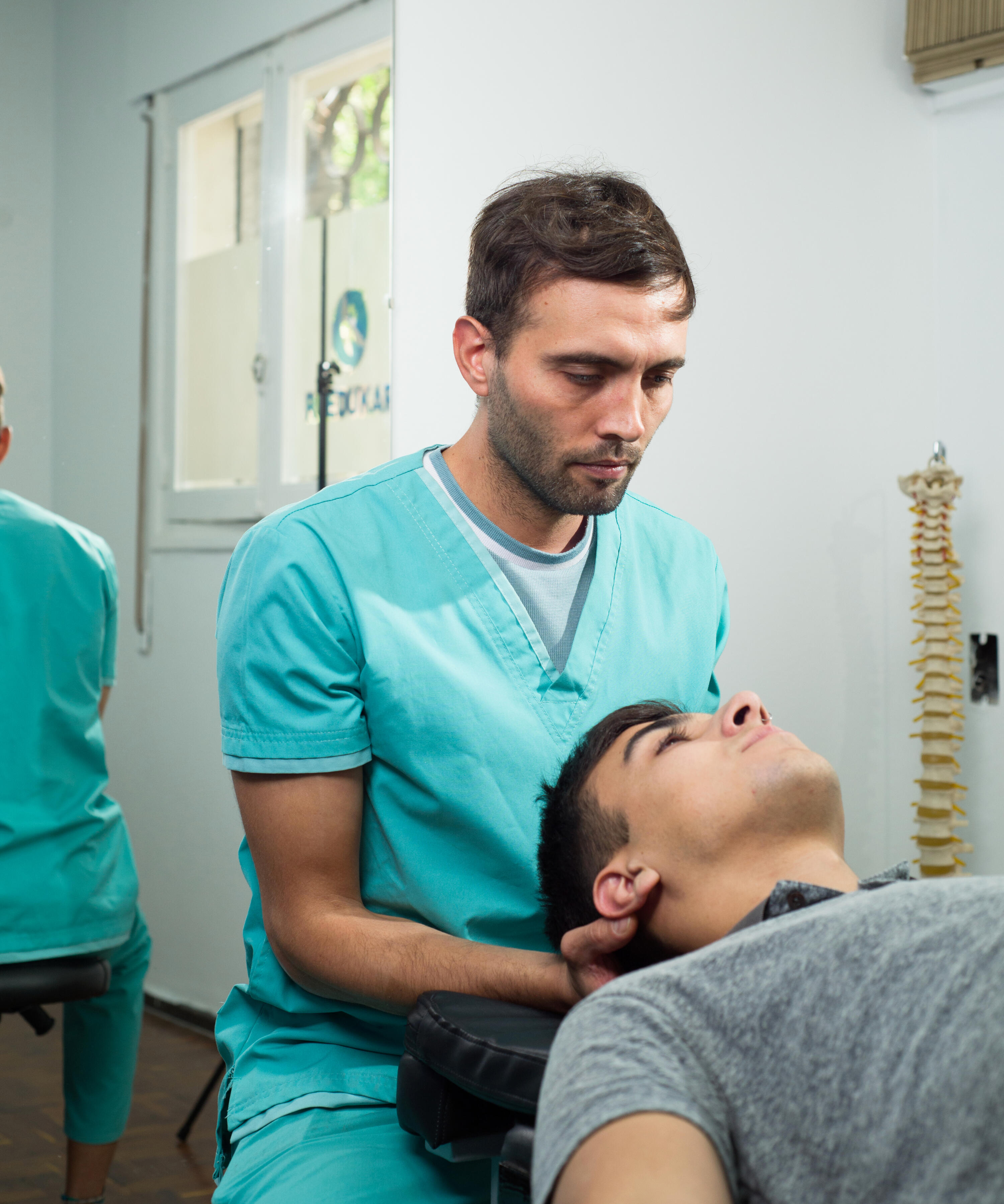 Osteopatía para dolor lumbar Persona recibiendo tratamiento osteopático para dolor lumbar de Luciano Pastorelli osteópata